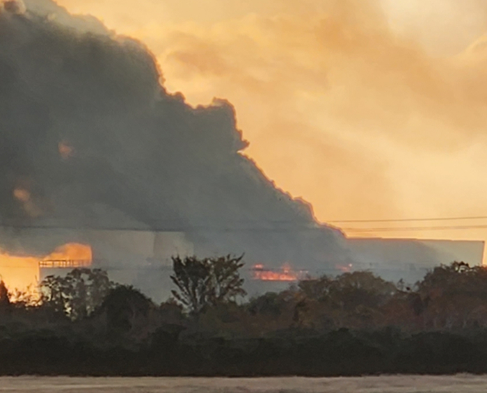 美国得州一退役发电厂发生大火 浓烟弥漫多地