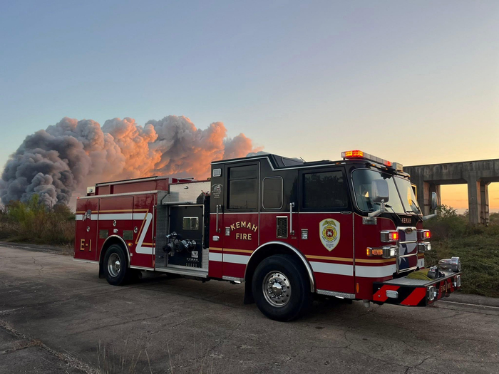 美国得州一退役发电厂发生大火 浓烟弥漫多地