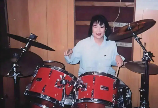 深挖 | 骑摩托、玩摇滚、猜拳赢了让老公跟自己姓……高市早苗，要多野有多野！