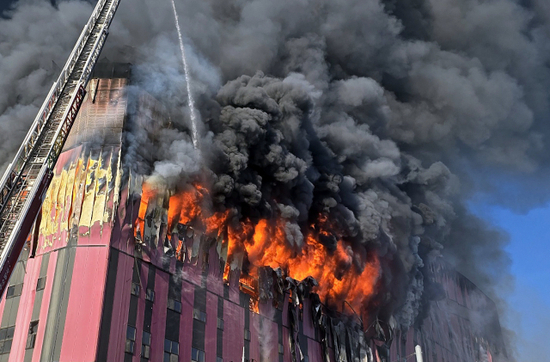 亚洲规模最大时尚物流中心突发大火：烧了60小时，超1000万件衣服鞋子等被烧毁，多家订单被迫取消