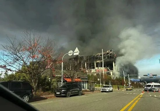 亚洲规模最大时尚物流中心突发大火：烧了60小时，超1000万件衣服鞋子等被烧毁，多家订单被迫取消