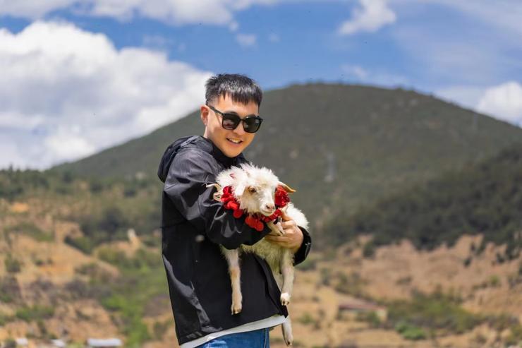 小米陈龙团队首作：统一具身与自动驾驶的开源模型