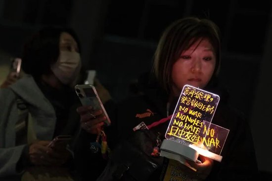 “高市下台”，日本民众怒了