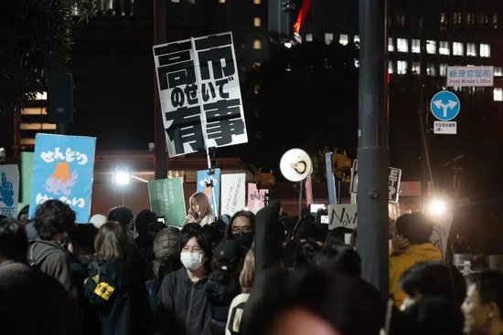 “高市下台”，日本民众怒了