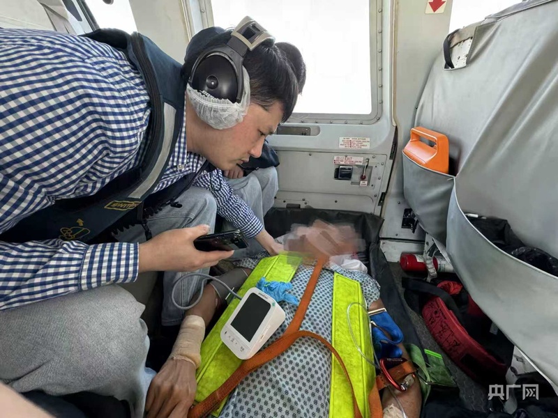 厦门首例携医空中救援 助台胞脱离生命危险