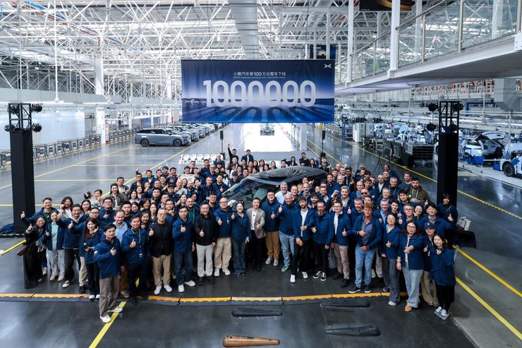 小鹏汽车达成百万台整车下线，小鹏 X9 超级增程领衔登陆广州车展， 「 剪腿版」全新一代 IRON 、 汇天陆地航母同台闪耀