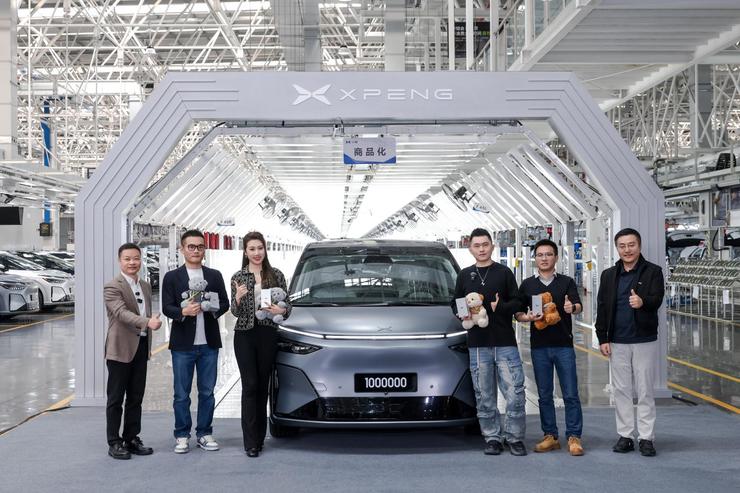 小鹏汽车达成百万台整车下线，小鹏 X9 超级增程领衔登陆广州车展， 「 剪腿版」全新一代 IRON 、 汇天陆地航母同台闪耀