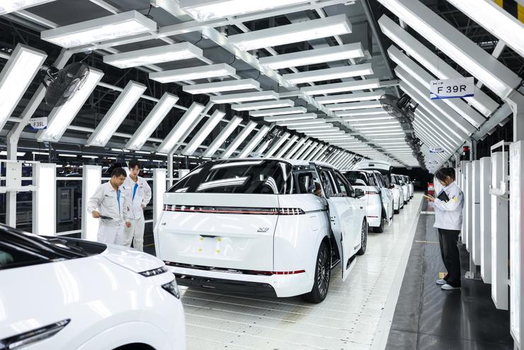 小鹏汽车达成百万台整车下线，小鹏 X9 超级增程领衔登陆广州车展， 「 剪腿版」全新一代 IRON 、 汇天陆地航母同台闪耀