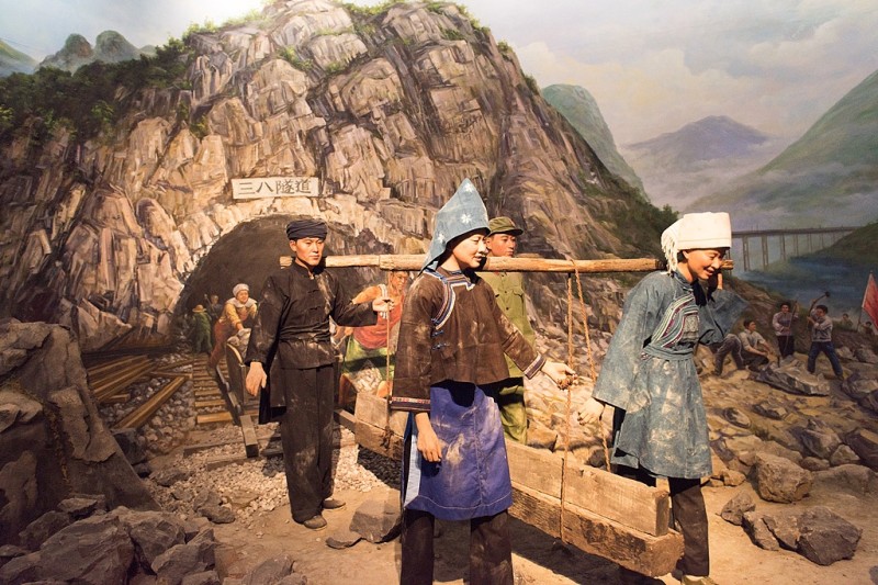 从“铁路修到苗家寨”到高铁全覆盖,贵州青山挂起“银飘带”