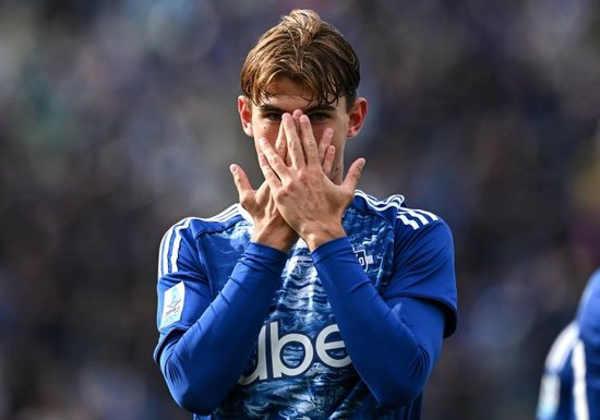 记者：皇马无法在1月激活帕斯回购条款，目前未考虑冬窗签回球员