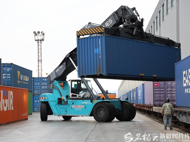 阿拉山口铁路口岸今年通行班列突破7000列