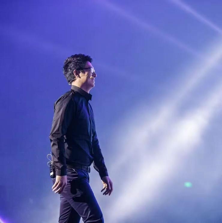 曝谷歌重启AI眼镜，最快明年四季度发布；俞敏洪真是「铁公鸡」？东方甄选人均年薪83万；李斌谈行业AI布局：蔚来会聚焦做好汽车产品