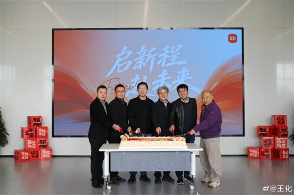 曝谷歌重启AI眼镜，最快明年四季度发布；俞敏洪真是「铁公鸡」？东方甄选人均年薪83万；李斌谈行业AI布局：蔚来会聚焦做好汽车产品