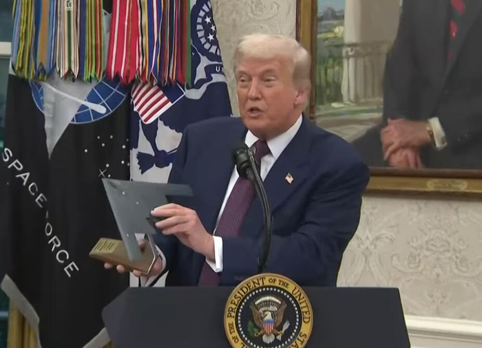 特朗普再提增购B-2，称其“不可思议、完全隐形”