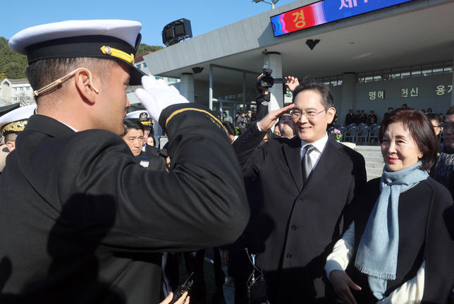 三星掌门人李在镕之子完成近3月训练成为海军