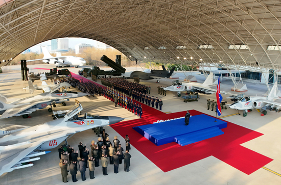 金正恩携女着“亲子装”出席朝鲜空军活动，新导弹亮相