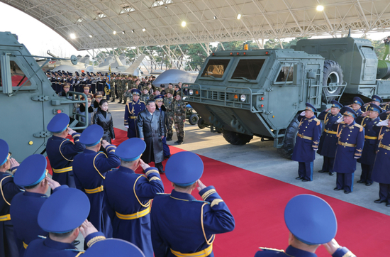金正恩携女着“亲子装”出席朝鲜空军活动，新导弹亮相