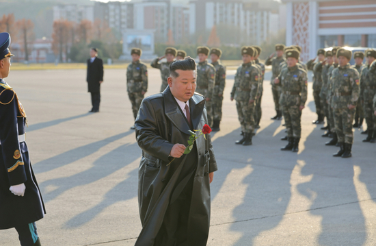 金正恩携女着“亲子装”出席朝鲜空军活动，新导弹亮相