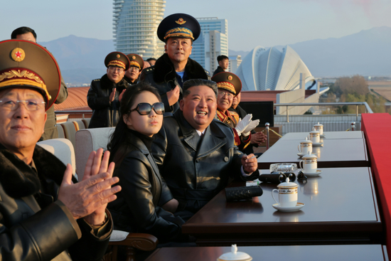 金正恩携女着“亲子装”出席朝鲜空军活动，新导弹亮相