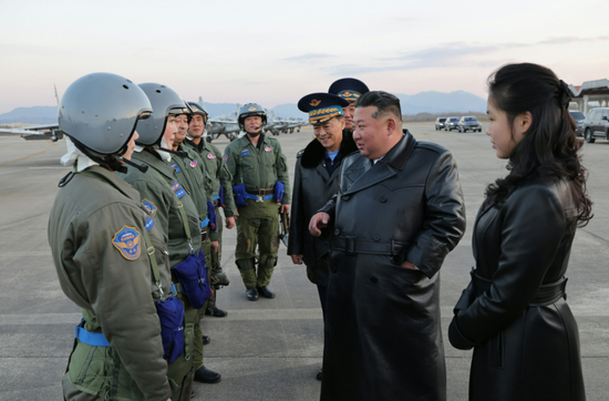 金正恩携女着“亲子装”出席朝鲜空军活动，新导弹亮相