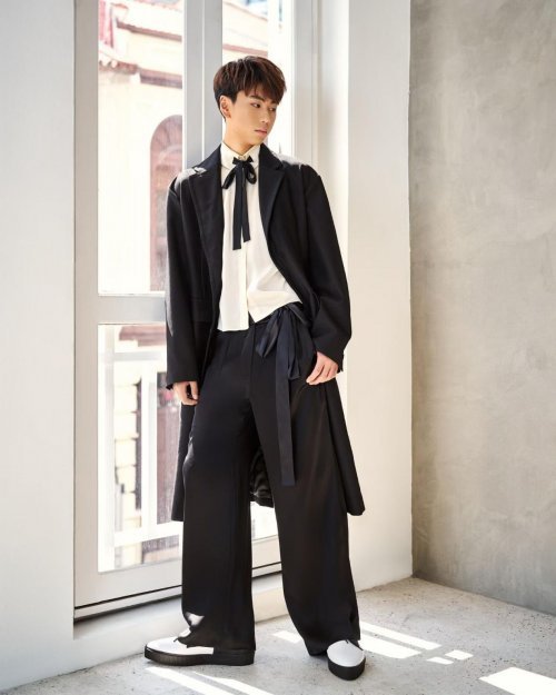 EC一平荣登《联合早报》新加坡艺人顶流前列,以坚韧书写成长答卷