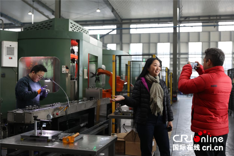 【2025打卡中国】商丘民权有多“冷”?外国网红在这里找到了一条百亿“热”链! 【2025打卡中国】商丘民权有多“冷”?外国网红在这里找到了一条百亿“热”链!