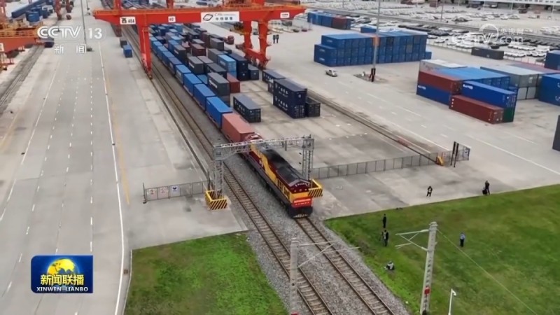 【学习贯彻四中全会精神・一线见闻】“钢铁驼队”驰新程