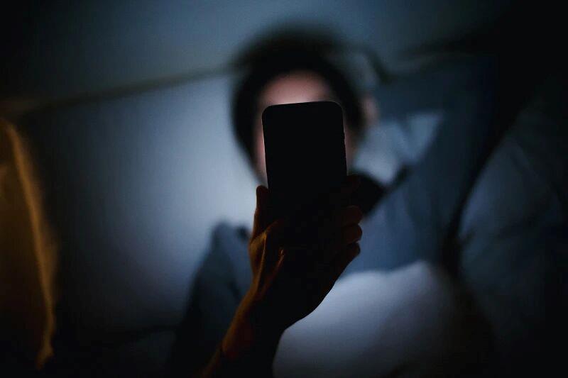 30岁小伙长期熬夜智力退回3岁 年轻人患“脑膜炎”病例为何频发?