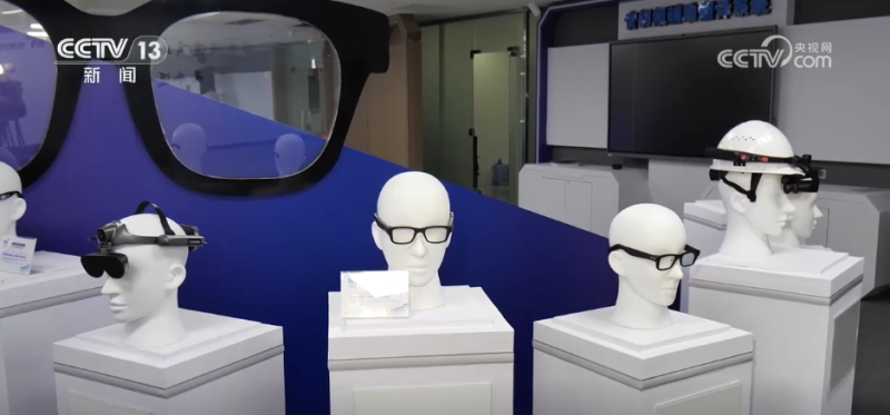 新消费图鉴 | 情感搭子、随身翻译官……“科技+”激发消费“新”风尚