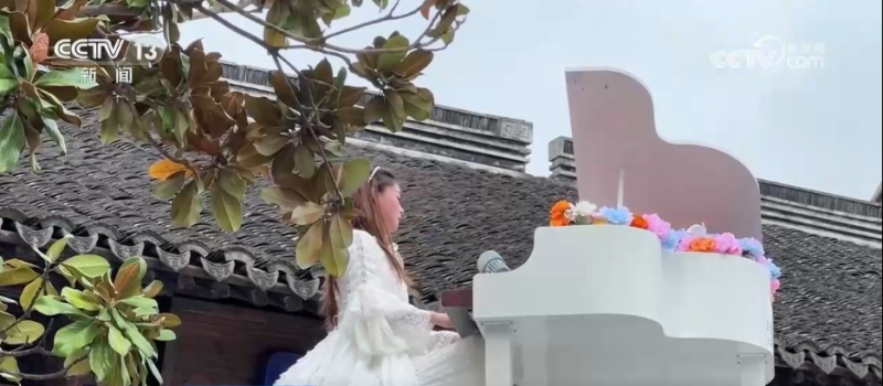 新消费图鉴 | 情感搭子、随身翻译官……“科技+”激发消费“新”风尚