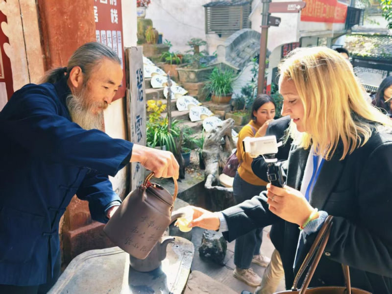 【2025打卡中国】多国网红博主在白墙黛瓦中寻觅生活的“小美好” 【2025打卡中国】多国网红博主在白墙黛瓦中寻觅生活的“小美好”