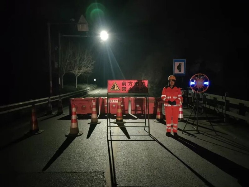 G108国道房山段山体塌方完成清理,力争尽快恢复通行