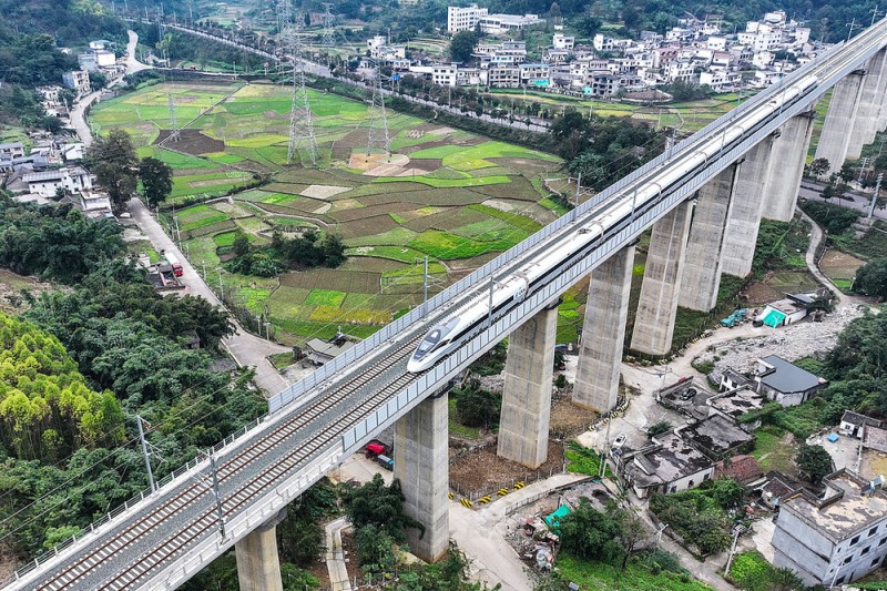 从“铁路修到苗家寨”到高铁全覆盖,贵州青山挂起“银飘带”