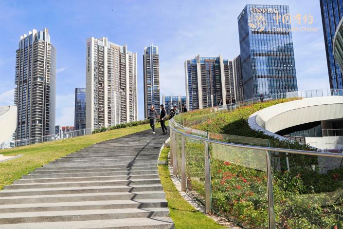 【中国有约】不像书城,更像文化公园!国际友人漫步深圳“湾区之眼”感受“书香中国”