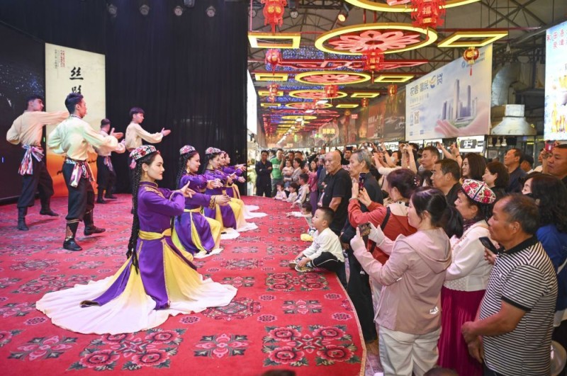 中外游客在大美新疆感受“多彩”魅力