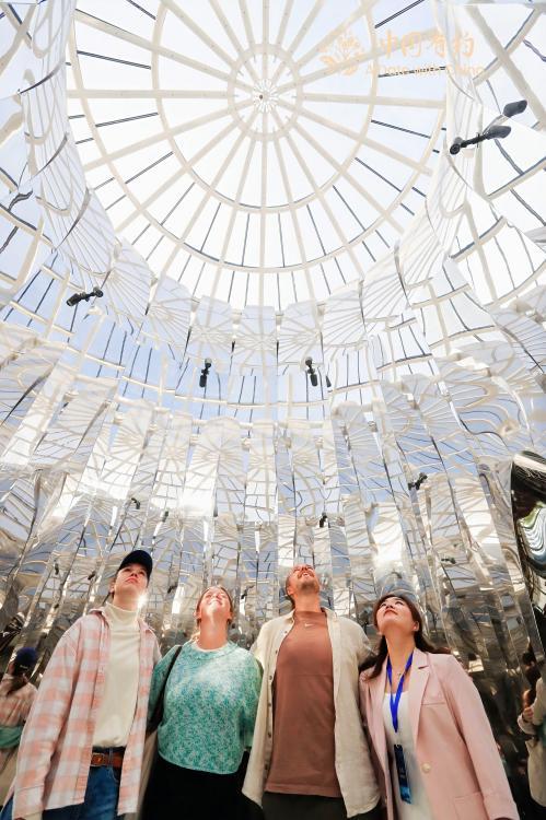 【中国有约】不像书城,更像文化公园!国际友人漫步深圳“湾区之眼”感受“书香中国”