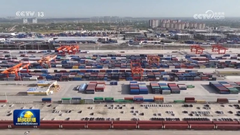 【学习贯彻四中全会精神・一线见闻】“钢铁驼队”驰新程