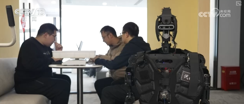 @高校毕业生，就业“大礼包”请查收！2025年秋招这几类人才成“香饽饽”↓