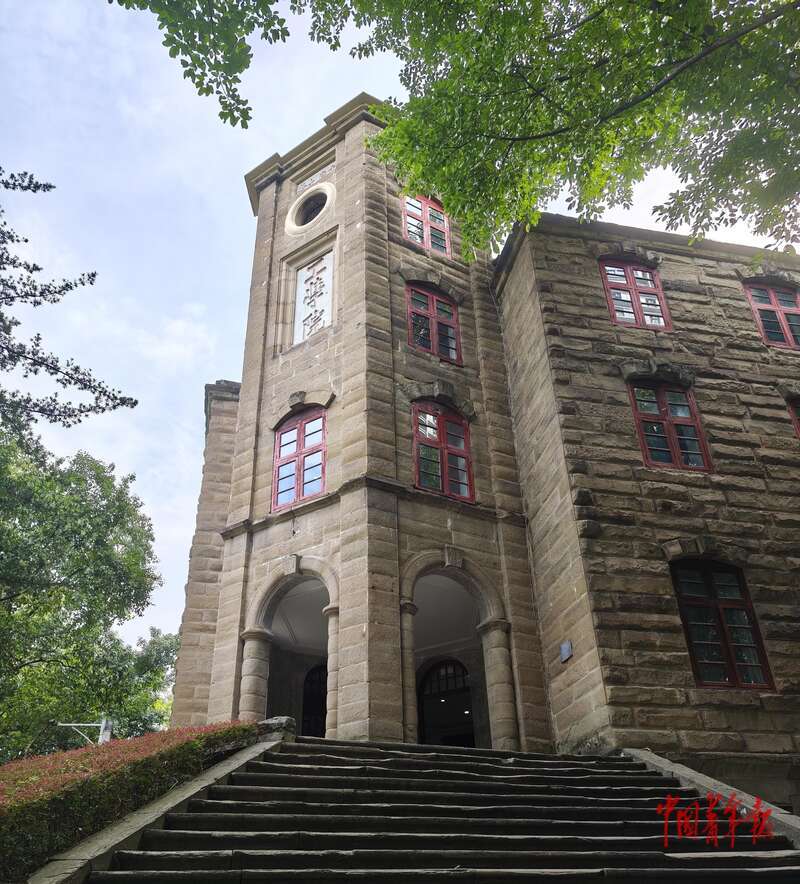 在被轰炸过6次的教学楼继续上课 | 校馆弦歌