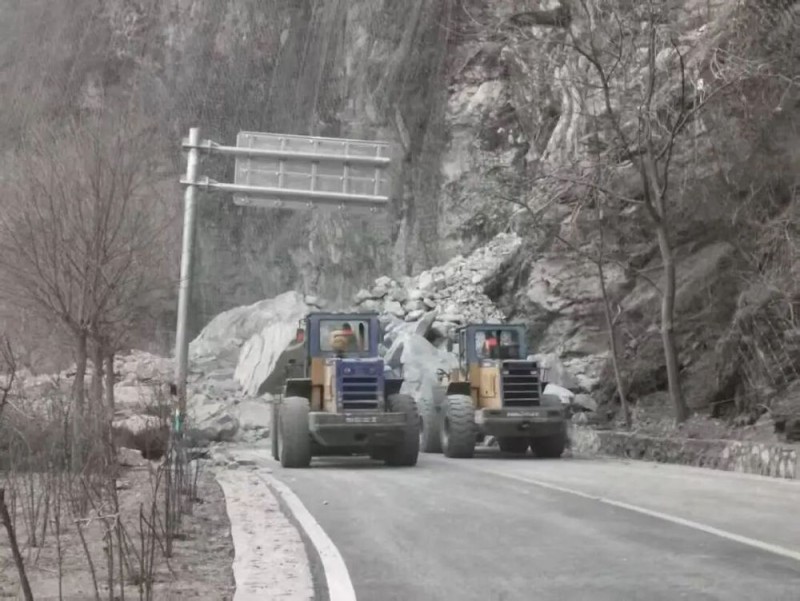 G108国道房山段山体塌方完成清理,力争尽快恢复通行