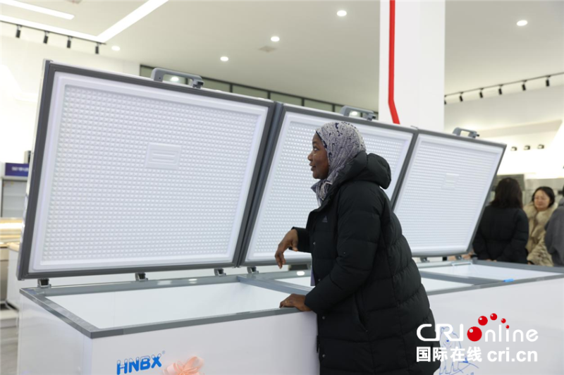 【2025打卡中国】商丘民权有多“冷”?外国网红在这里找到了一条百亿“热”链! 【2025打卡中国】商丘民权有多“冷”?外国网红在这里找到了一条百亿“热”链!