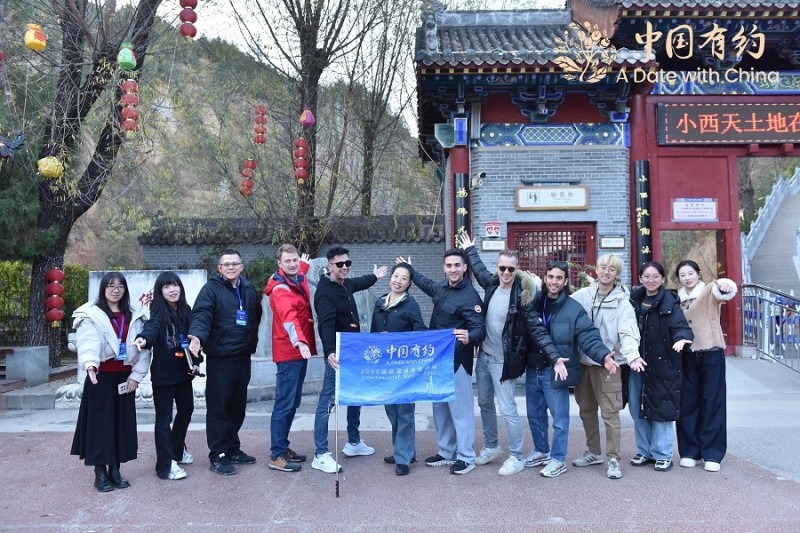 中国有约｜国际友人打卡临汾小西天 悬空彩塑铸就“别有天”奇境