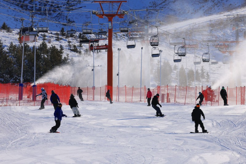 财经聚焦|各大滑雪场陆续开板 冰雪经济持续升温