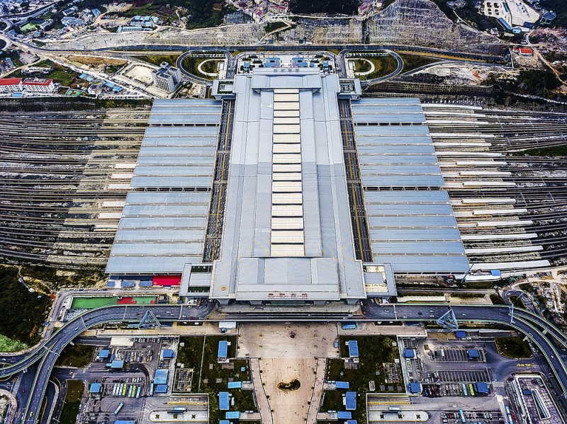 从“铁路修到苗家寨”到高铁全覆盖,贵州青山挂起“银飘带”