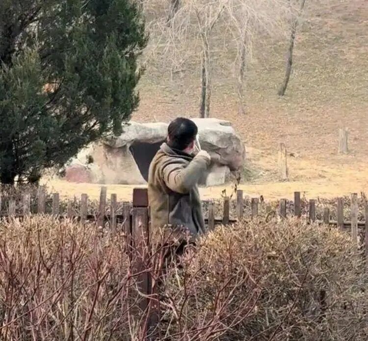 7点出发｜彝族老人列车上遭游客围堵拍摄，成都铁路通报！