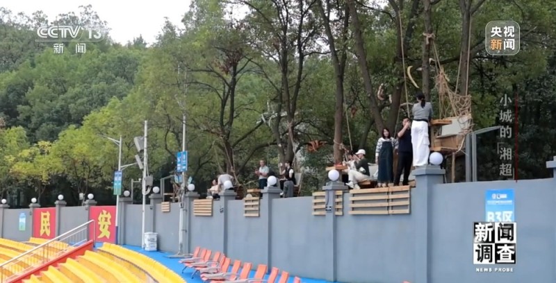 新闻调查丨小城的“野生”球场比赛 为何能让全国网友追着看？