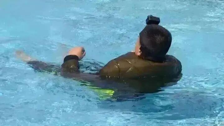 不慎落水羽绒服能保命?消防实验:厚款可漂浮10分钟 但勿当救生衣