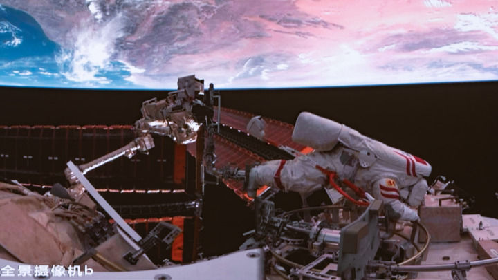 舟落东风霞色里 画展神州明日春 ――写在神舟二十号航天员乘组天外凯旋之际