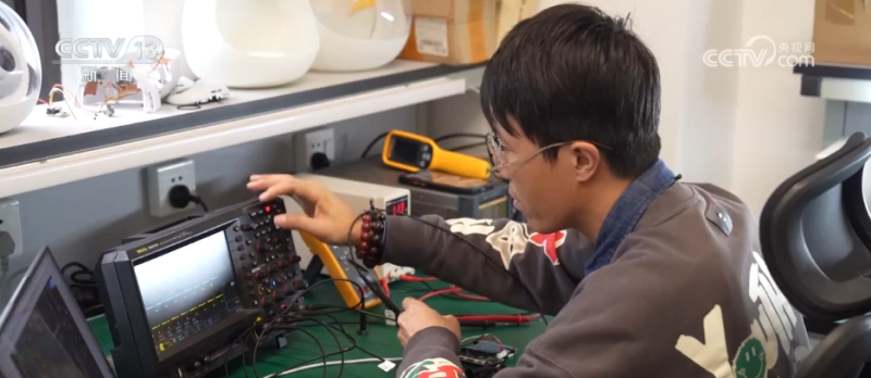 新消费图鉴 | 情感搭子、随身翻译官……“科技+”激发消费“新”风尚