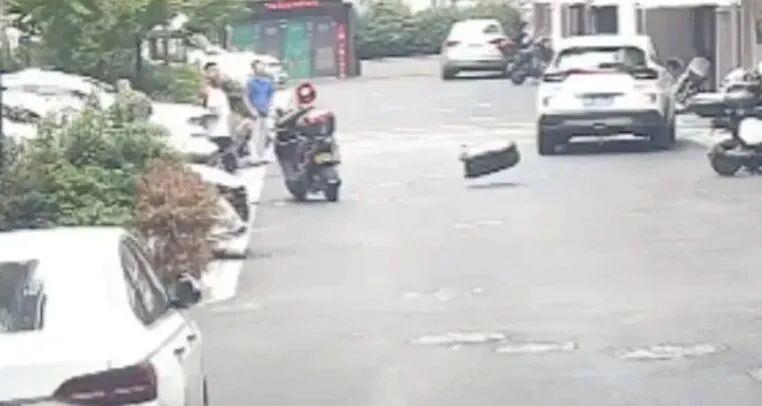 30斤行李箱竟“从天而降” 男子高空抛物被采取刑事强制措施